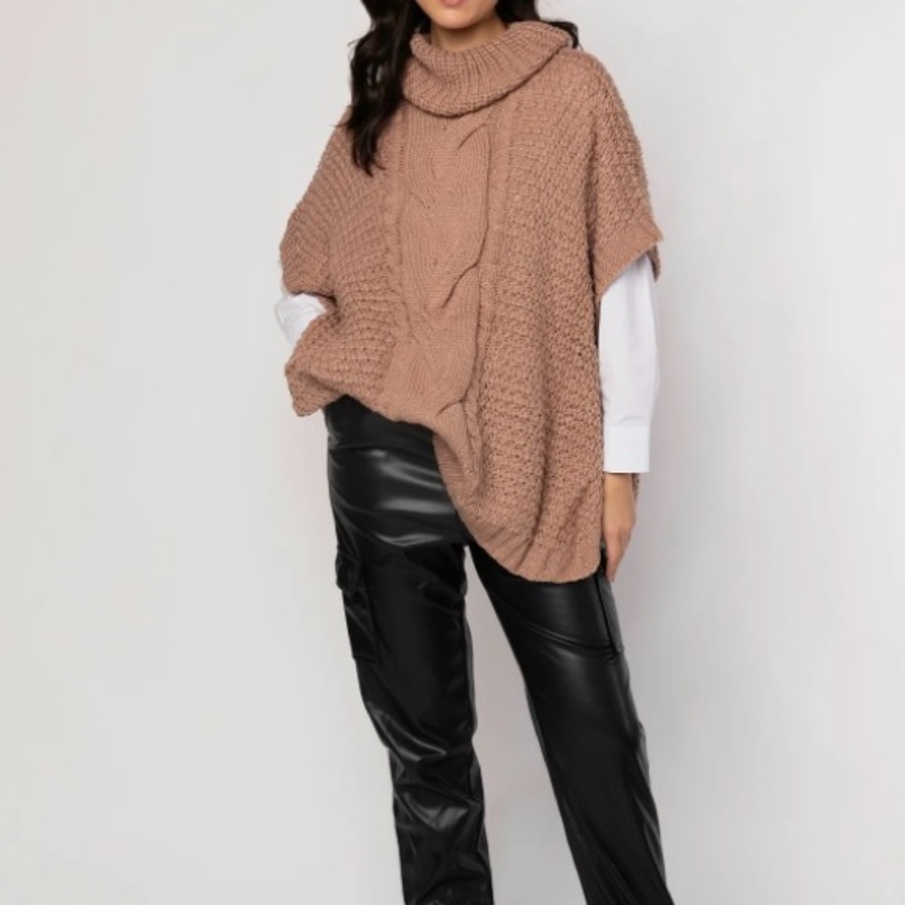 KATHERINE KARAMBELAS Cape Presley Chunky Soft Cable Knit Latte Camel NWT Sz L